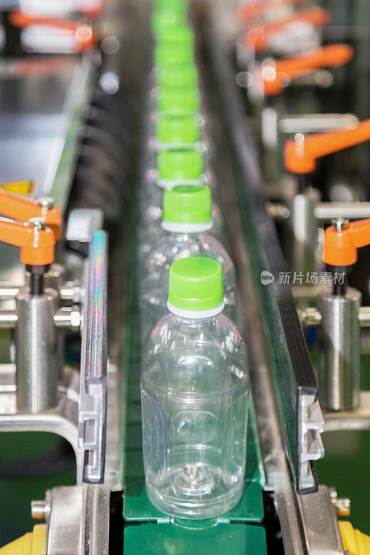 塑料瓶在工厂生产线机器在工厂，选择性的重点。