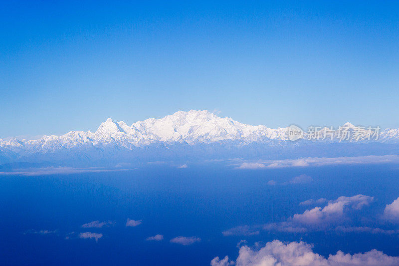 蓝天下的雪山