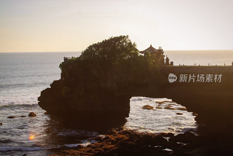 巴厘岛日落时的水神庙