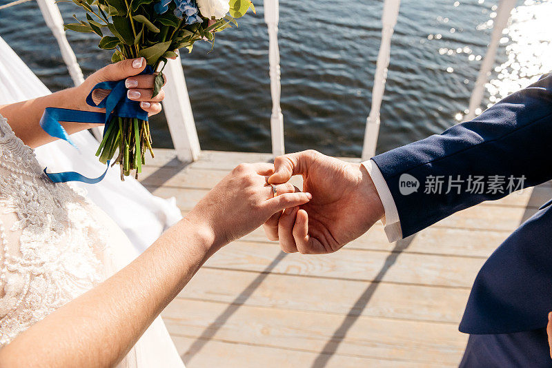 新郎给新娘戴上订婚戒指。