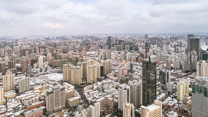 鸟瞰图静安寺和南京路附近的上海市中心，一场不寻常的降雪后的早晨