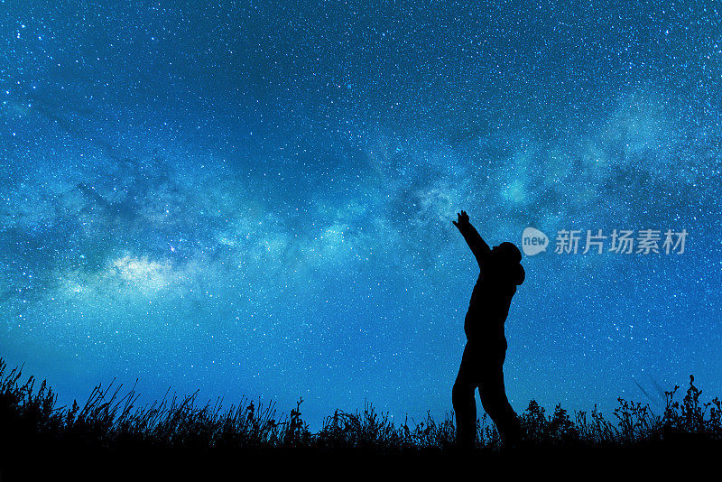 人们在看夜空中的星星