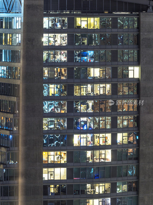 办公大楼在晚上有灯光的窗户