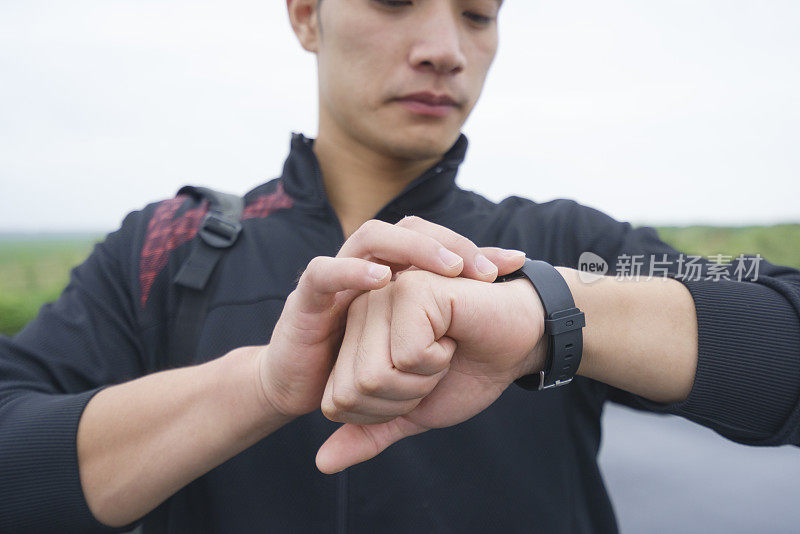年轻运动员用智能手表看时间