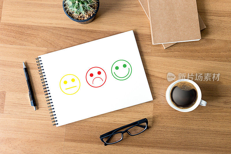 男人和女人在满意度评估上选择快乐?好心情，微笑和评估