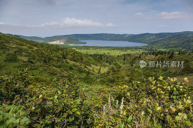 俄罗斯国后岛戈洛夫宁火山火山口的湖泊