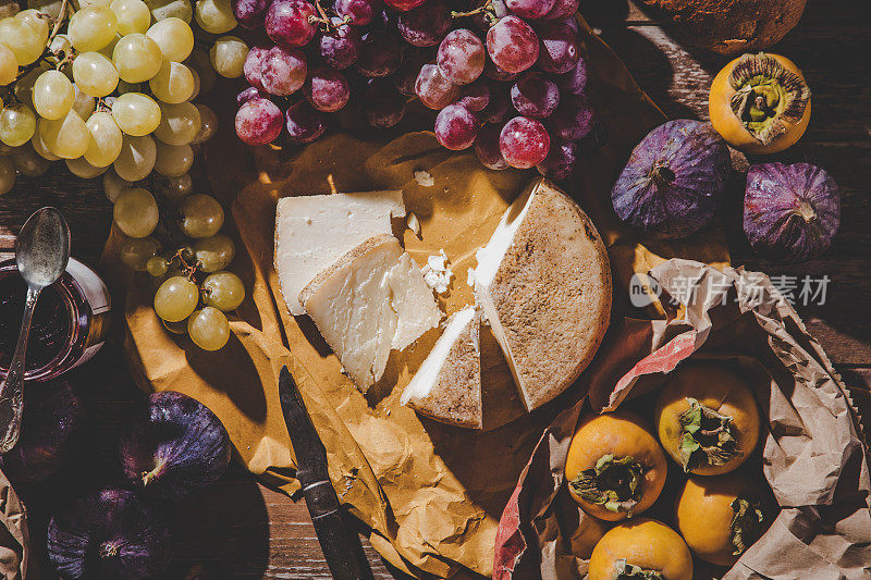 奶酪小吃与秋天的水果
