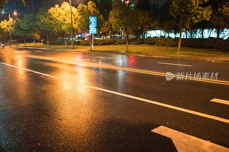 雨夜街上铺着柏油路