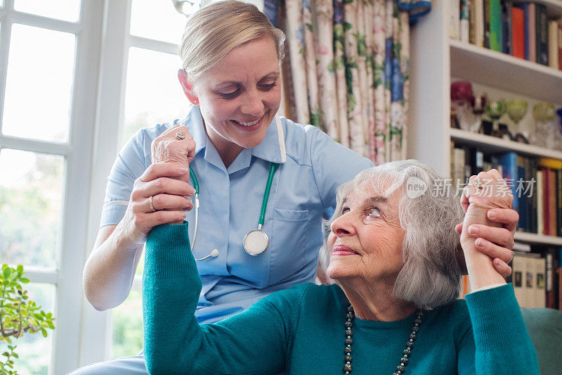 护士用举起手臂的方法评估中风患者