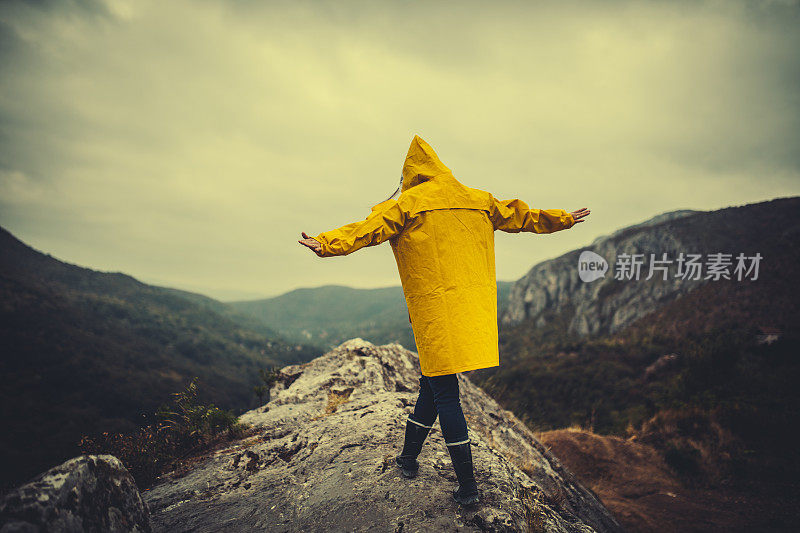 在雨天徒步旅行