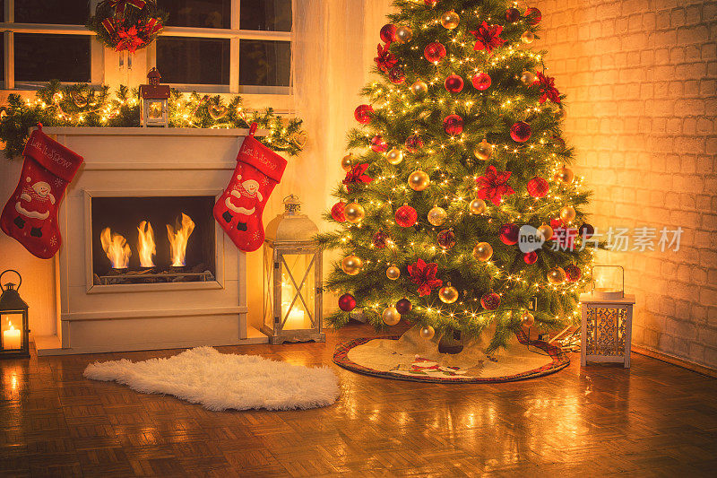 家里壁炉旁的圣诞树