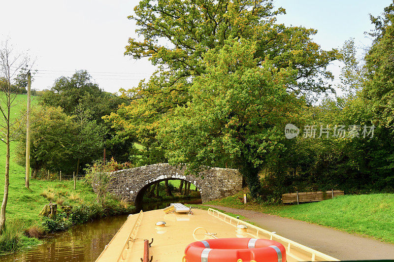 Narrow-boating在秋天