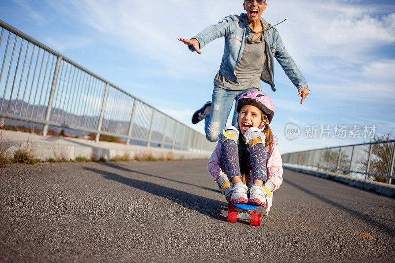 妈妈和女儿玩滑板