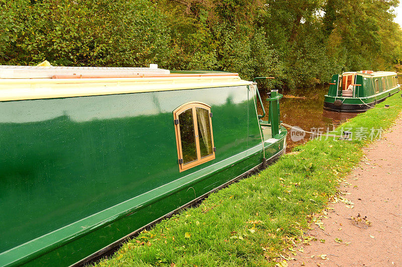 Narrow-boating在秋天