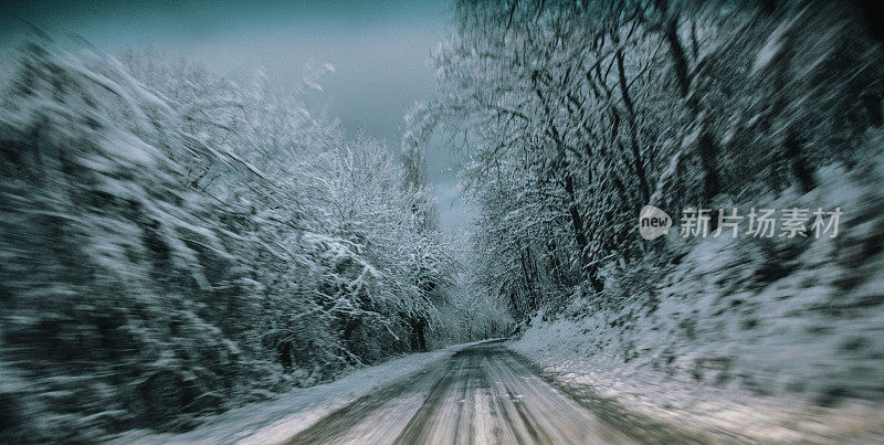 雪地里漆黑的土路