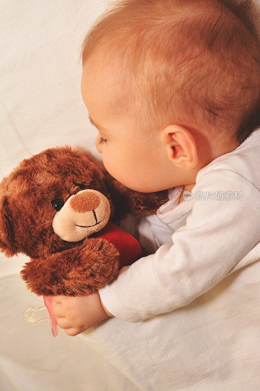 宝宝和泰迪熊睡觉