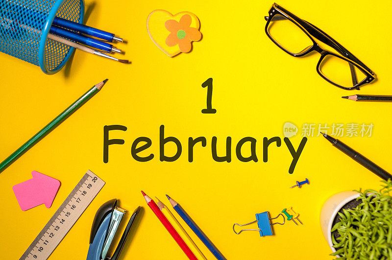 2月1日。2月1日，日历上有学生或某些管理者工作的地方，黄色背景。冬天