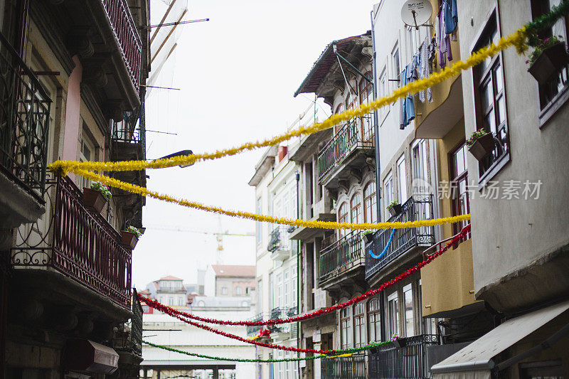 葡萄牙波尔图街道上的装饰彩带