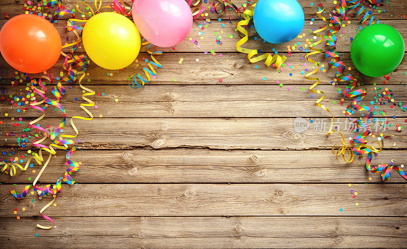 彩色的嘉年华或聚会框架的气球，彩带和五彩纸屑在乡村木板