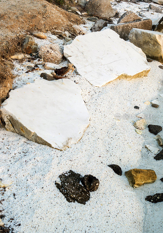 希腊萨索斯岛海边的大理石