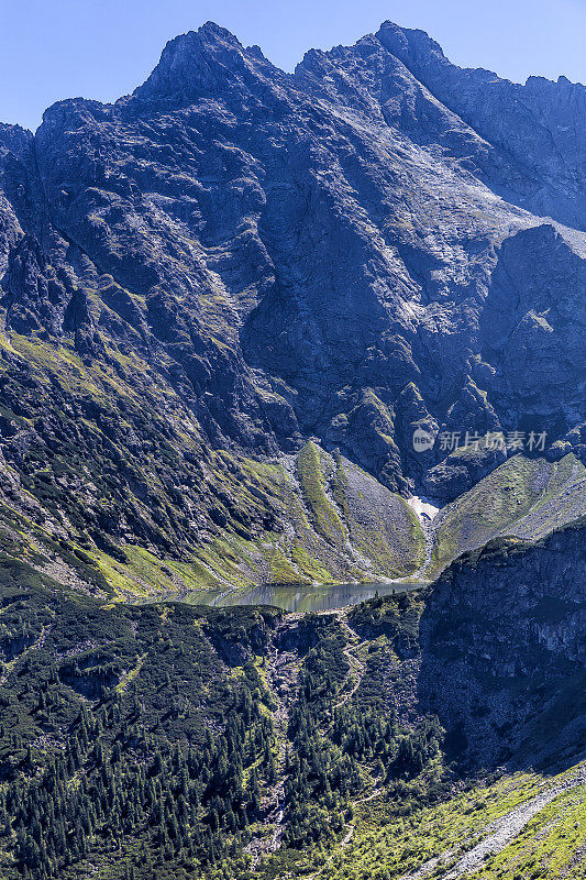 波兰塔特拉山的黑池和赖西峰