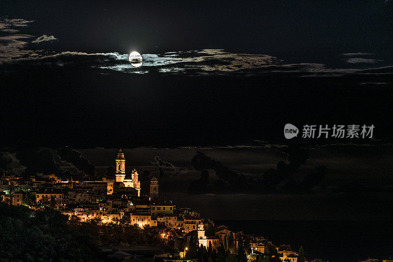 位于意大利著名旅游胜地利古里亚海岸的历史小镇切尔沃，在夜晚的月光和星空下闪闪发光。