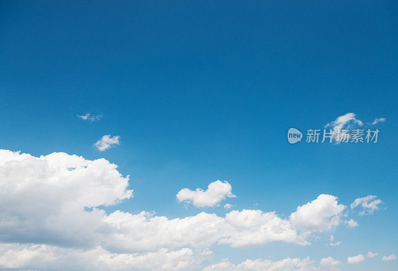 蓝色的天空和云彩作为背景