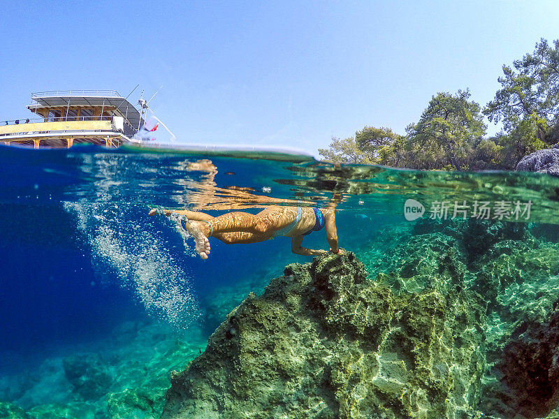 Göbün湾在Göcek。漂浮在海底的女士。