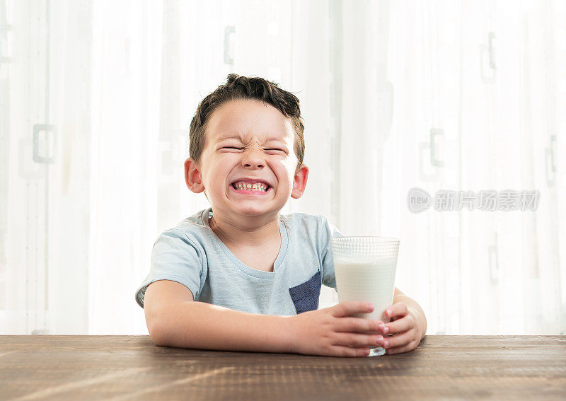 孩子喝着一杯牛奶。