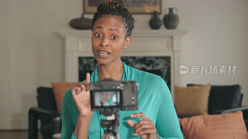 美丽的非裔美国人视频博主录制直播她的节目