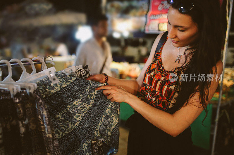 年轻女子旅行者浏览在曼谷街头市场的商店