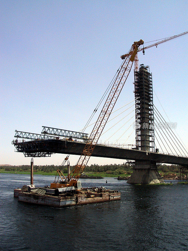 尼罗河大桥正在建设中。阿斯旺,埃及。
