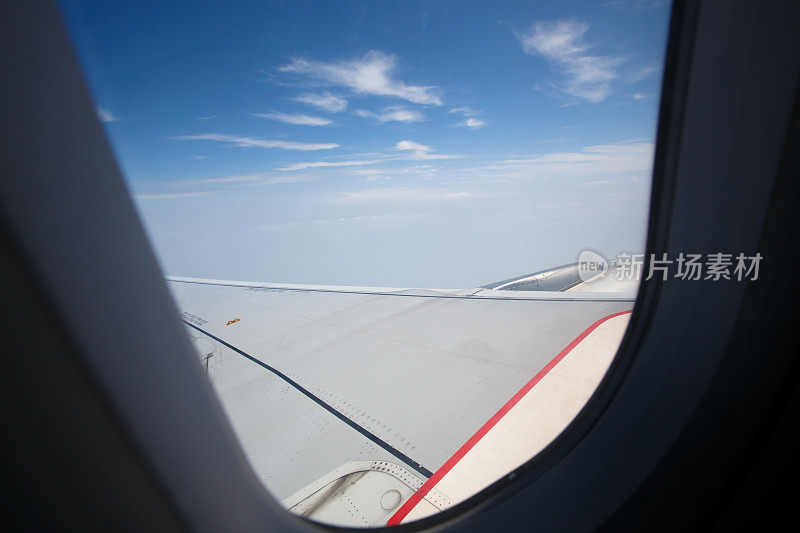 飞机窗户和机翼