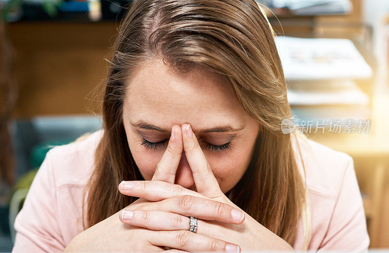 金发的办公室职员抬着头，看起来很疲倦，很痛苦