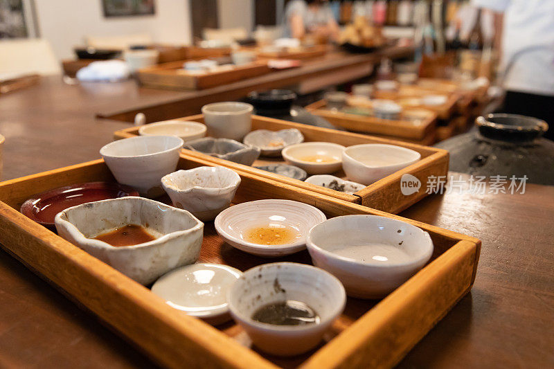 许多小盘子里装着日本食物