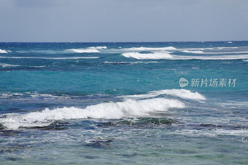 加勒比海滩上的海浪