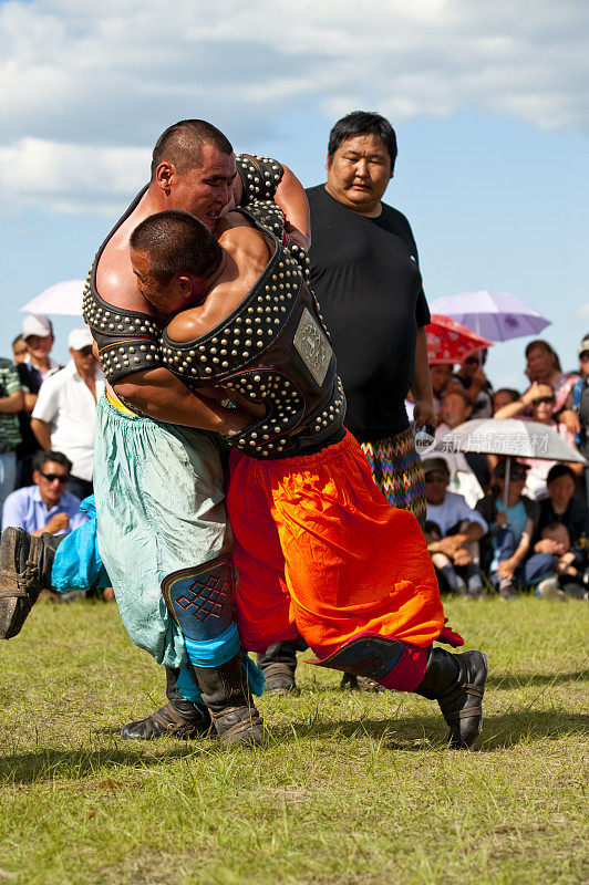 两名蒙古摔跤手比赛
