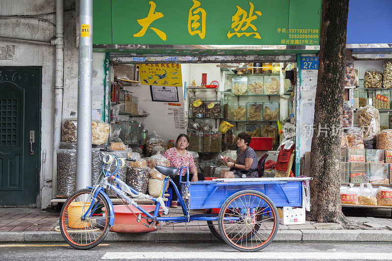 中国广州，人力车在小商店前面