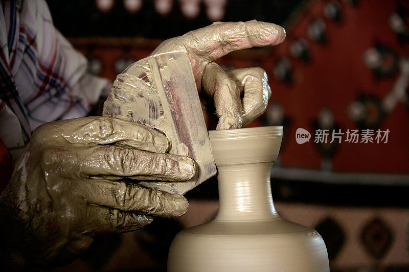 高级男子制作陶罐的双手靠近
