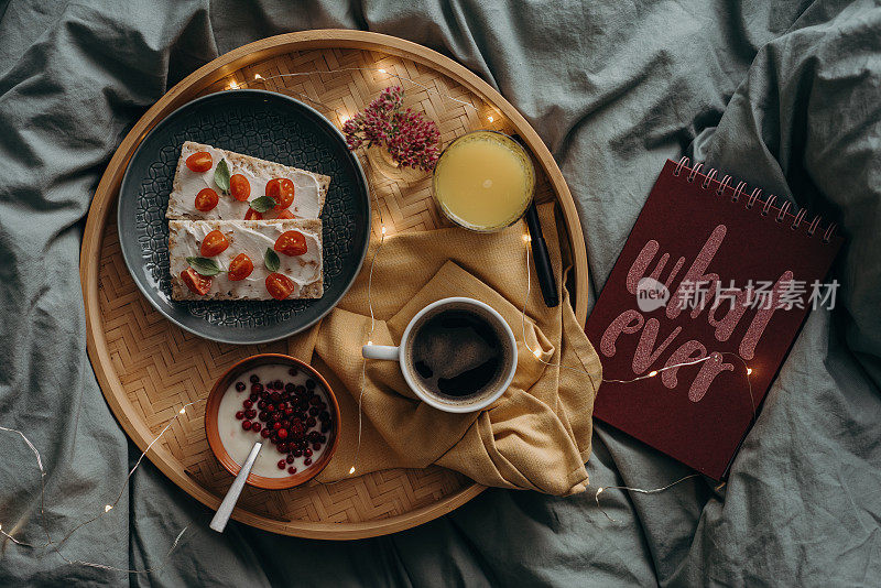 早餐在床上托盘，咖啡和食物