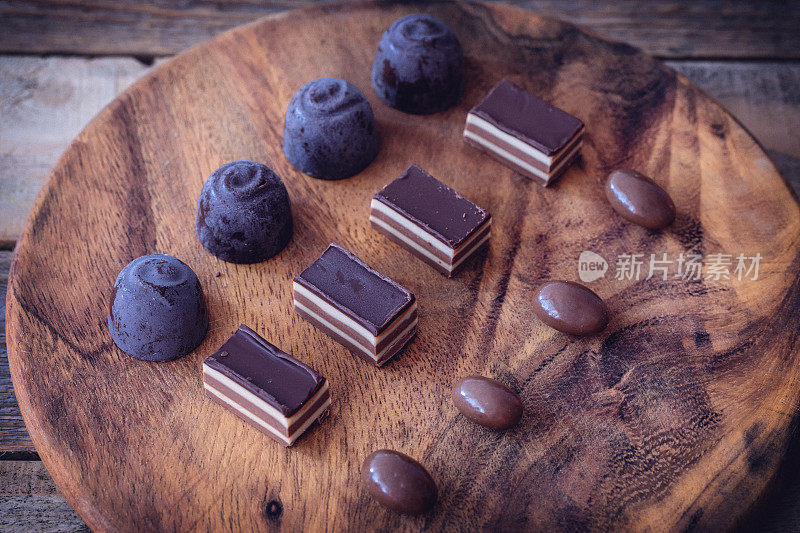 巧克力糖果在木板上，靠近