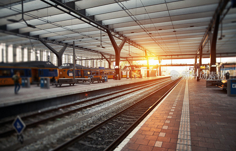 日落时分，火车站空荡荡的月台
