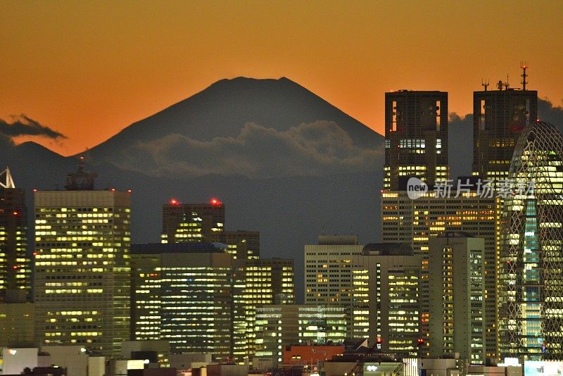 富士山和东京的天际线:白天和黑夜