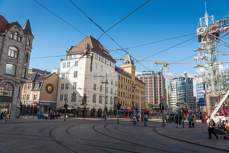 奥斯陆市政厅的广角视图和街道风景旅游在奥斯陆，挪威在夏天的时间