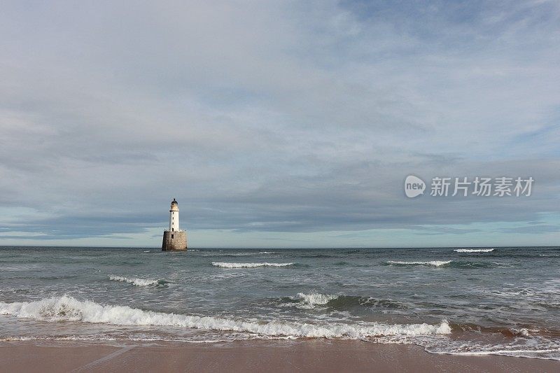 海上花岗岩平台上的白色灯塔，带有复制空间