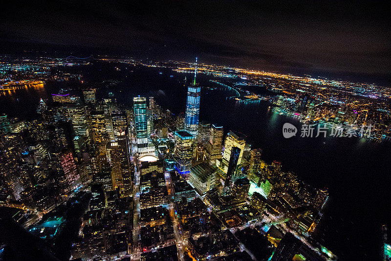 纽约世贸中心一号大楼在夜间从直升机上拍下