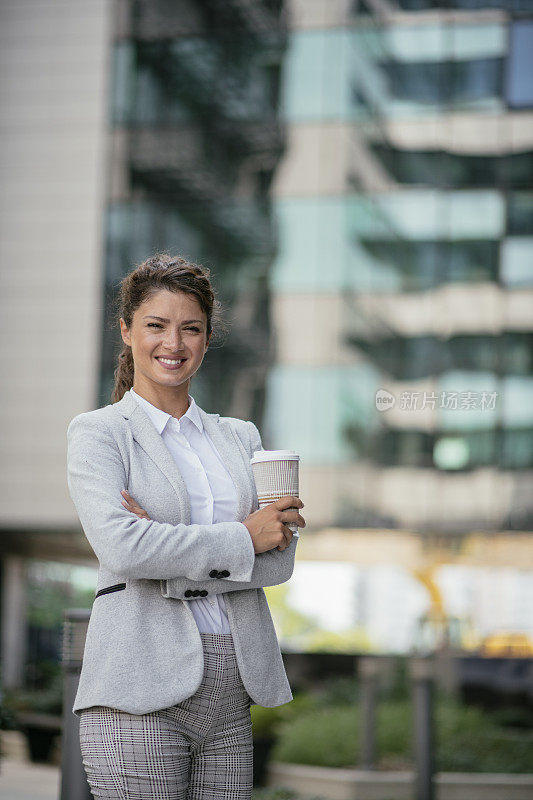 年轻的女商人正在休息