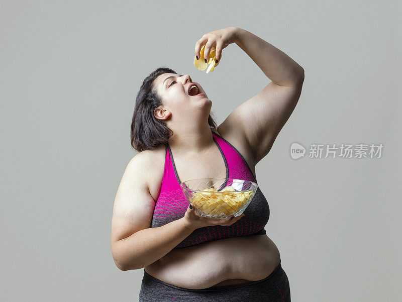 胖女人吃薯片