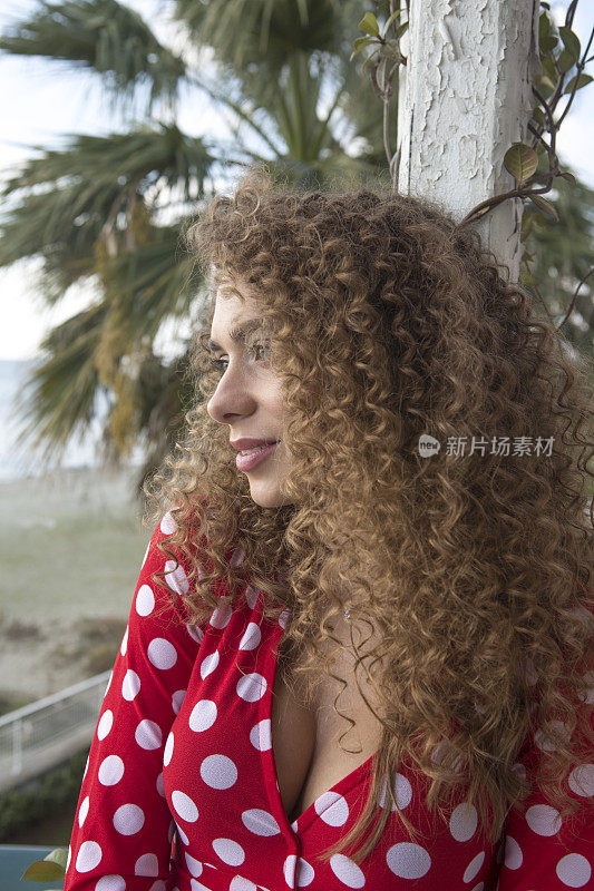 年轻的俄罗斯女人肖像在西里里海滩附近的土耳其伊斯坦布尔