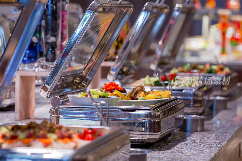 在自助餐餐